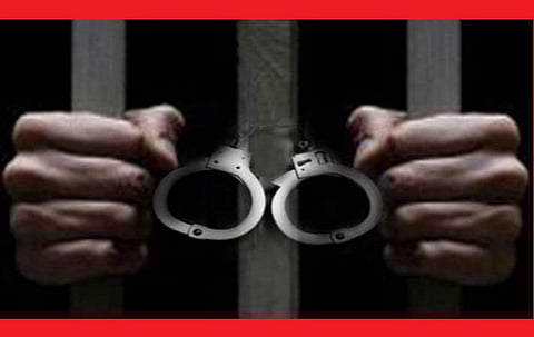 வாட்ஸ் அப் குரூப்பில் அவதூறான பதிவு: பேக்கரி உரிமையாளர் கைது