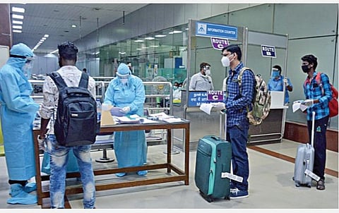 துபாயில் இருந்து 2 விமானங்கள் மூலம் நேற்று சென்னை வந்த பயணிகளுக்கு விமான நிலையத்தில் கரோனா வைரஸ் தொற்று உள்ளதா என பரிசோதனை செய்த மருத்துவப் பணியாளர்கள்.படம்: எம்.முத்துகணேஷ்