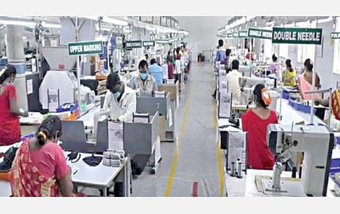 ஆம்பூரில் அரசின் புதிய விதிமுறைகளின்படி குறைந்த எண்ணிக்கையிலான தொழிலாளர்களுடன் இயங்கும் தனியார் தோல் தொழிற்சாலை.