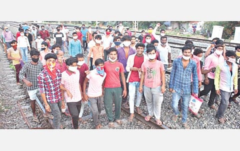 திருப்பூர் ரயில் நிலையத்தில் தண்டவாளத்தில் இறங்கி போராட்டத்தில் ஈடுபட்ட வட மாநிலத் தொழிலாளர்கள்.