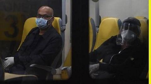 லண்டனில் இருந்து மும்பை வந்த பயணிகள் தனிமைப்படுத்தும் முகாமுக்கு பேருந்தில் அழைத்துச் செல்லப்பட்ட காட்சி