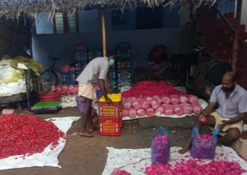 வீடுகளில் இருந்தவாறு பூ விற்பனை செய்யும் வியாபாரிகள்