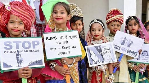 ஊரடங்கைப் பயன்படுத்தி அதிக செலவின்றி குழந்தைகளுக்கு திருமணம் நடத்த முயலும் பெற்றோர்