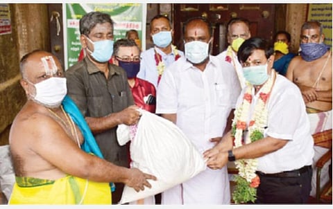 திருமோகூர் கோயில் அர்ச்சகர்களுக்கு நிவாரணப் பொருட்கள் வழங்கினார் அமைச்சர் ஆர்.பி. உதயகுமார்.