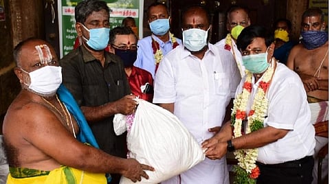மதுரையில் கோயில் அர்ச்சகர்களுக்கு நிவாரணப் பொருட்கள்: அமைச்சர் உதயகுமார் வழங்கினார்
