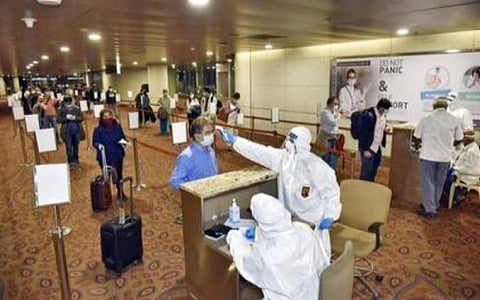 மும்பை மகராஜ் சத்ரபதி சிவாஜி சர்வதேச விமான நிலையத்தில் நாடு திரும்பிய இந்தியர்கள் பரிசோதனை செய்யப்படும் காட்சி.