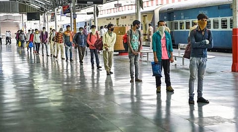 ரயிலில் செல்லக் காத்திருக்கும் புலம்பெயர் தொழிலாளர்கள்: படம் | பிடிஐ.