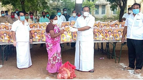 ஒட்டன்சத்திரத்தில் நகராட்சிக்குட்பட்ட மக்களுக்கு உதவிப்பொருட்களை வழங்கிய திமுக கொறடா அர.சக்கரபாணி எம்.எல்.ஏ.,