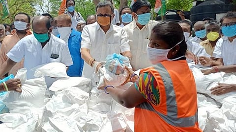 கார்த்தி சிதம்பரம் விழாவில் காற்றில் பறந்த சமூக இடைவெளி