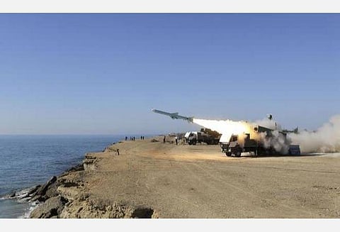 ஏவுகணைப் பயிற்சியின்போது தவறுதலாக தாக்குதலுக்குள்ளான ஈரானிய போர்க் கப்பல்: 19 மாலுமிகள் பலி; 15 பேர் காயம்