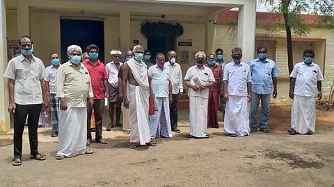 தொழில் செய்ய நேரம் ஒதுக்குக: முடி திருத்துவோர் தொழில் சங்கத்தினர் கோட்டாட்சியரிடம் மனு