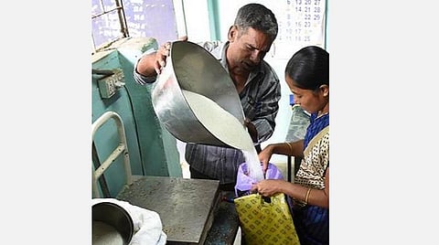 இருநபர் குடும்ப அட்டைக்கு அரிசி குறைப்பு என புகார்; நிர்ணயிக்கப்பட்ட அளவு வழங்கப்படும்: உணவுத் துறை அமைச்சர் காமராஜ் உறுதி