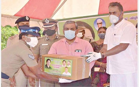 கோவையில் நேற்று போலீஸாருக்கு நிவாரணப் பொருட்கள் வழங்கிய அமைச்சர் எஸ்.பி.வேலுமணி. அருகில், மேற்கு மண்டல காவல் துறை தலைவர் கே.பெரியய்யா, காவல் ஆணையர் சுமித்சரண். படம்: ஜெ.மனோகரன்