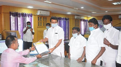 ஆட்சியரிடம் மனு அளிக்கும் செந்தில்பாலாஜி.