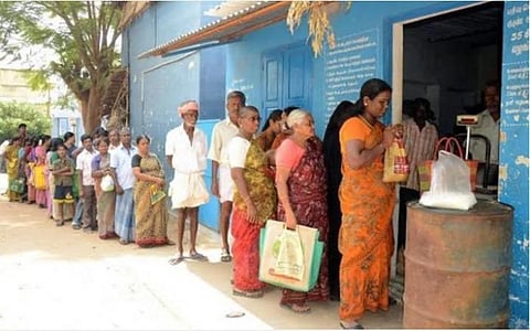 இந்து தமிழ் ஆன்லைன் செய்தி எதிரொலி: மதுரையில் புறநகர் ரேஷன் கடைகளுக்கும் சிறப்பு மளிகை தொகுப்பு விநியோகம்