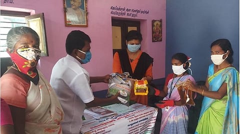 கரோனா ஊரடங்கில் ஆதரவற்றோரின் ஆலமரமான ‘நிழலகம்’: ‘பாக்கெட்’ மணியில் 19 கிராமங்களை தத்தெடுத்து பசியாற்றிய இளைஞர்கள்