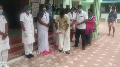 உலக செவிலியர் தினத்தை முன்னிட்டு கரோனா பணியில் அர்ப்பணிப்புடன் ஈடுபடும் செவிலியர்களுக்கு பாதபூஜை செய்து கவுரவிப்பு