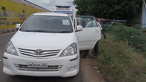 கோவில்பட்டி அருகே தோட்டிலோவன்பட்டி காவல் சோதனைச்சாவடியில் நிறுத்தப்பட்ட கார்.