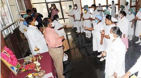 சிவகங்கை அரசு மருத்துவமனையில் ஆட்சியர் ஜெயகாந்தன் முன்னிலையில் செவிலியர்கள் மெழுகுவர்த்தி ஏந்தி உறுதிமொழி எடுத்து கொண்டனர்.