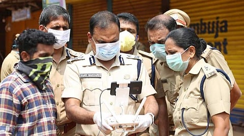 ட்ரோன் மூலம் கண்காணிப்பில்ஈடுபட்ட ஐபிஎஸ் அதிகாரி விஜய் சஹாரே.