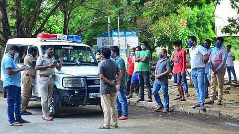 பட விளக்கம்: ராமநாதபுரம் ஆட்சியர் அலுவலகத்தில் குவிந்த வட மாநில தொழிலாளர்கள்.