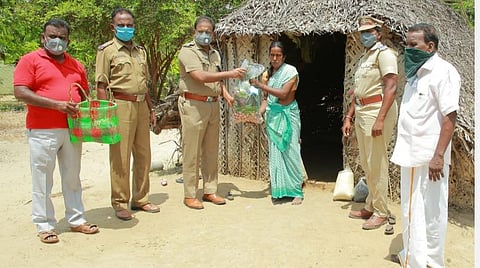 காப்பது மட்டுமல்ல; கண்ணீரைத் துடைப்பதும்தான்: உணவுக்கே வழியின்றித் தவித்த பெண்ணுக்கு உதவிய நாகை போலீஸ்