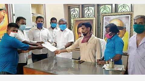 கன்னியாகுமரி எம்.எல்.ஏ ஆஸ்டினிடம் மனுகொடுக்கும் குமரி மாவட்ட சவரத் தொழிலாளர்கள்.