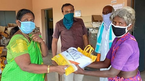 கோவில்பட்டி அருகே தூய்மை பணியாளர்களுக்கு அத்தியாவசியப் பொருட்கள் வழங்கிய கல்வி அலுவலர்