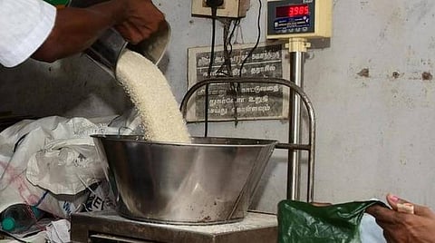 குடும்ப அட்டைகளுக்கு ஜூன் மாதத்துக்கான இலவச பொருட்கள் வழங்க ரூ.219 கோடி ஒதுக்கீடு- அரசாணை வெளியிட்டது தமிழக அரசு