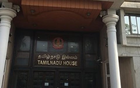 தமிழகத்தில் சிக்கிய வெளி மாநிலத்தவருக்கு உதவி வரும் டெல்லி தமிழ்நாடு இல்லம்