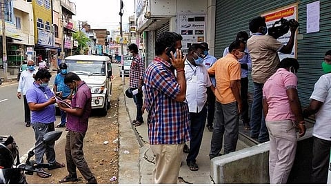 ஊரடங்கு விதிமுறைகள் மீறல்: தென்காசியில் ஜவுளிக்கடைக்கு சீல் வைப்பு