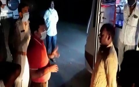 ஸ்ரீகாகுளம் சோதனைச் சாவடியில் தடுத்து நிறுத்தப்பட்ட பேருந்துப் பயணிகளிடம் போலீஸார் விசாரணை. | படம்: ஏஎன்ஐ.