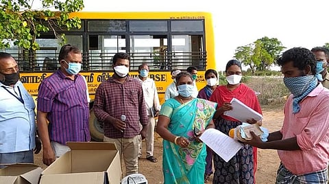 ராயம்புரம் பள்ளியில் தனிமைப்படுத்தப்பட்டவர்கள் பூரண குணமடைந்ததையடுத்து அவர்களுக்குச் சான்று வழங்கப்படுகிறது.