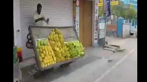 பழவியாபாரிகளிடம் அதிகார அத்துமீறல்: காணொலியில் சிக்கிய ஆணையர் காத்திருப்போர் பட்டியலுக்கு மாற்றம்