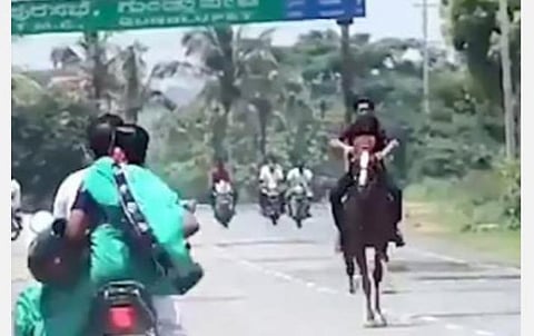 கர்நாடகாவில் ஊரடங்கு சமயத்தில் குதிரையில் வலம் வந்த பாஜக எம்எல்ஏ மகன்: திமுறைகளை மீறியதால் சர்ச்சை