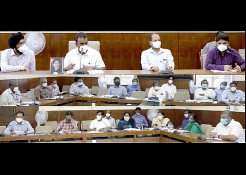 நேற்று நடைபெற்ற கூட்டத்தில் உரையாற்றும் அமைச்சர் எஸ்.பி.வேலுமணி