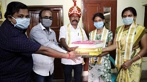 சலூன் கடைக்காரர் மோகனின் மனிதநேயம்: பார்த்திபன் புத்தாடைகள் கொடுத்துப் பாராட்டு; மகளின் கல்விச் செலவையும் ஏற்றார்