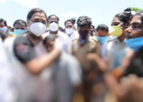 பள்ளி மாணவியின் குடும்பத்தாருக்கு பிரேமலதா ஆறுதல் கூறுகிறார்.