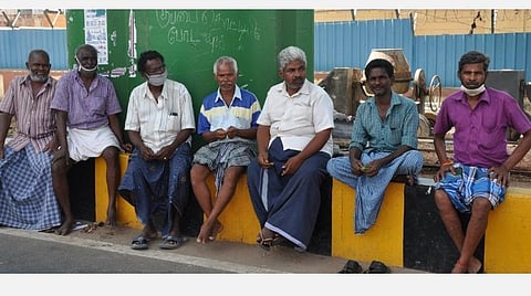 விஜயன் தலைமையிலான கான்கிரீட் மேஸ்திரி குழு.