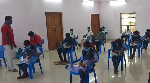 கிருமாம்பாக்கத்தில் இளைஞர்கள் ஏற்பாட்டில் கல்வி கற்கும் 10 ஆம் வகுப்பு மாணவ, மாணவிகள்.