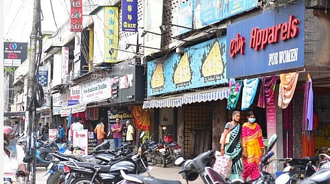 மதுரையில் திறந்துள்ள ஜவுளி மற்றும் செருப்புக்கடைகள் | படம்: எஸ்.கிருஷ்ணமூர்த்தி