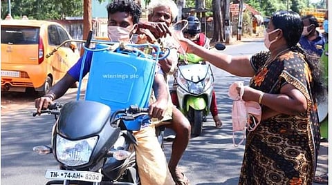 மாஸ்க் போடுங்க தம்பி!- சொந்தமாக முகக்கவசம் தயாரித்து இலவசமாக வழங்கும் ஸ்ரீதேவி