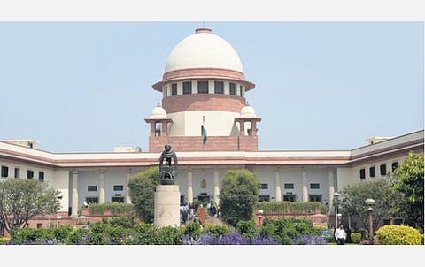 டாஸ்மாக் மதுபானக் கடைகளை திறக்க அனுமதி கோரும் தமிழக அரசின் மேல்முறையீட்டு மனுக்கள் உச்ச நீதிமன்றத்தில் இன்று விசாரணை- 18 பேர் கேவியட் மனுக்கள் தாக்கல்