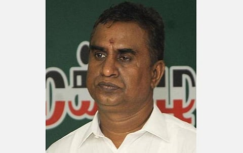 கரோனா தடுப்பு பணியில் ஈடுபடும் 3 லட்சம் களப்பணியாளர்கள் பாதுகாப்புடன் பணிபுரிவதை உறுதி செய்ய வேண்டும் - உயரதிகாரிகளுக்கு அமைச்சர் எஸ்.பி.வேலுமணி அறிவுறுத்தல்