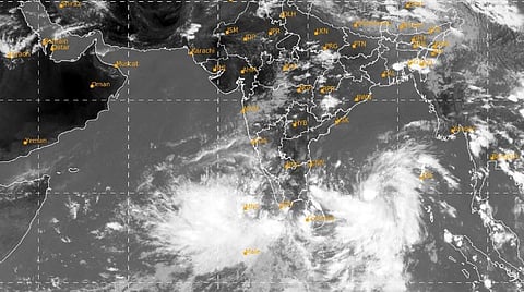 தென் மேற்கு வங்கக் கடலில் நிலைகொண்டுள்ள காற்றழுத்த தாழ்வு மண்டலம் நாளை புயலாக மாறுகிறது: வானிலை ஆய்வு மையம் தகவல்