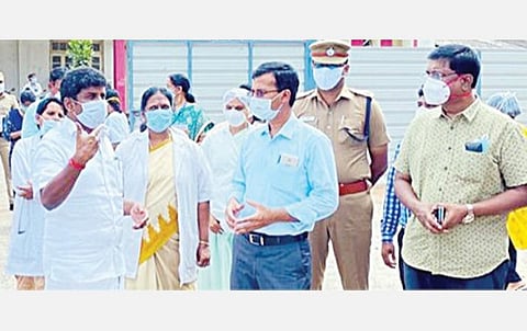 செங்கல்பட்டு அரசு மருத்துவக் கல்லூரி மருத்துவமனையில் சுகாதாரத் துறை அமைச்சர் சி.விஜயபாஸ்கர் நேற்று ஆய்வு மேற்கொண்டார்.உடன் செங்கல்பட்டு ஆட்சியர் ஜான் லூயிஸ், காவல் கண்காணிப்பாளர் கண்ணன், மருத்துவக் கல்லூரி முதல்வர் சாந்திமலர் உள்ளிட்டோர்.