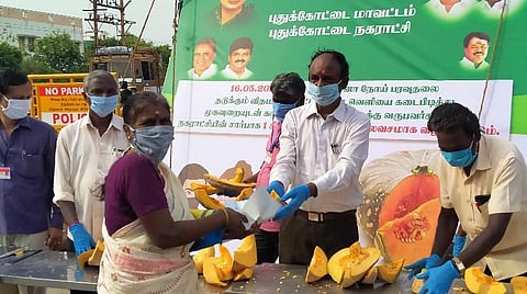 பொதுமக்களுக்கு இலவசமாக வழங்கப்பட்ட பரங்கிக்காய்.