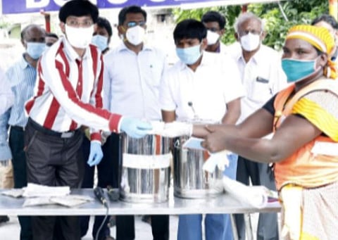 மூலிகை கசாயம் வழங்கும் ராதாகிருஷ்ணன் ஐஏஎஸ்