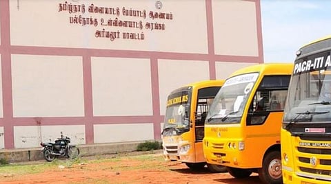 வெளிமாநிலத் தொழிலாளர்களை வாகனங்கள் மூலம் ரயில் நிலையத்துக்கு அனுப்பிவைக்கிறார் ஆட்சியர் த.ரத்னா.