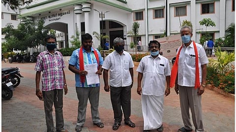 பி.கே.சுகுமாரன் தலைமையில் வந்த அனைத்து சங்க ஆட்டோ ஓட்டுநர்கள்